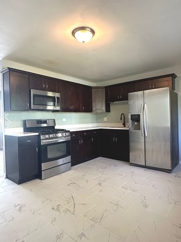 41 S Walnut Lane, Glenwood, IL 60425