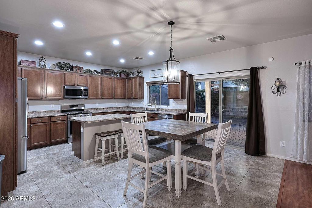 Image 11 of property listing at 12120 W LEATHER Lane W, Peoria, AZ 85383