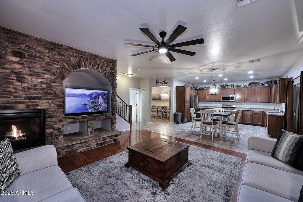 Image 7 of property listing at 12120 W LEATHER Lane W, Peoria, AZ 85383