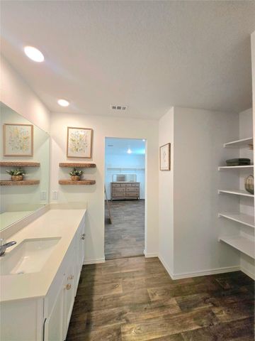 12419 Silversmith LN, Mustang Ridge, TX 78610