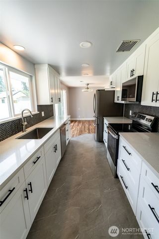 3 Fir Glen Drive SW, Lakewood, WA 98498