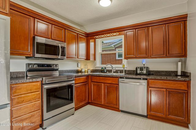 7003 Monty Ln, Louisville, KY 40291