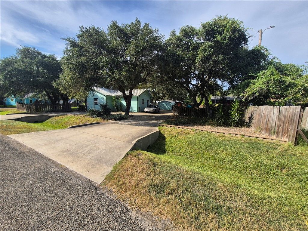 924 Ibis Dr, Rockport, TX 78382 — exterior