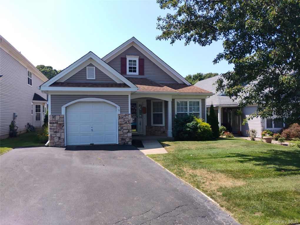11 Ethan Circle, Middle Island, NY 11953