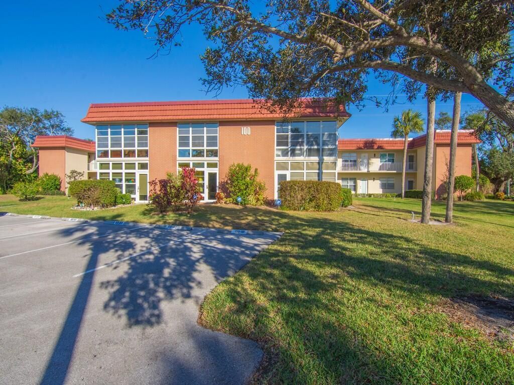 100 Spring Lake Drive 107, Vero Beach, FL 32962