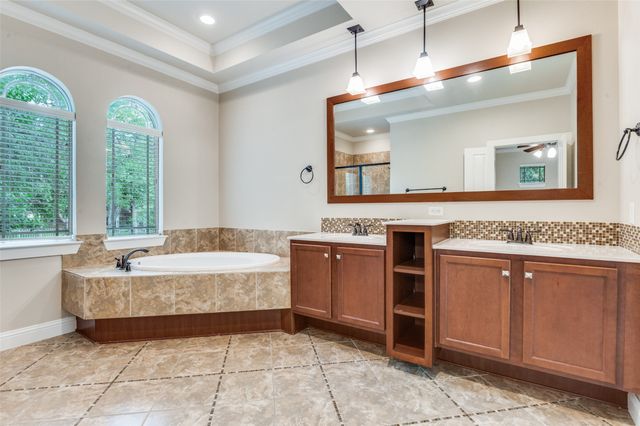 928 Brook Forest Lane, Euless, TX 76039