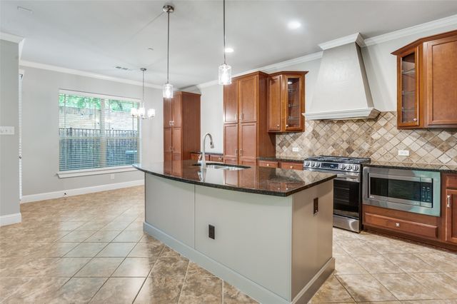 928 Brook Forest Lane, Euless, TX 76039