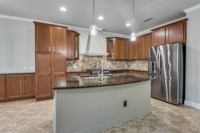 928 Brook Forest Lane, Euless, TX 76039