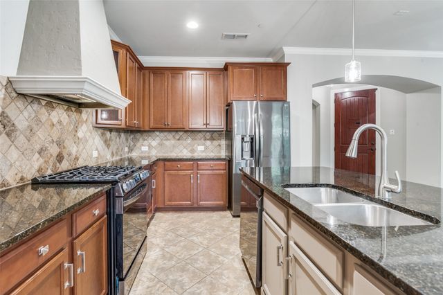 928 Brook Forest Lane, Euless, TX 76039