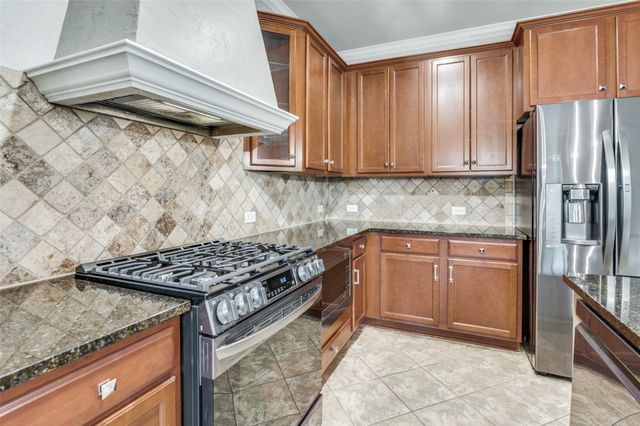 928 Brook Forest Lane, Euless, TX 76039