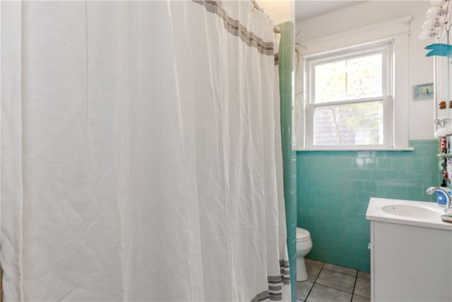 18 Bow Street, Cranston, RI 02905