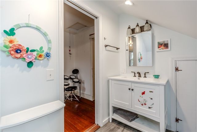 18 Bow Street, Cranston, RI 02905