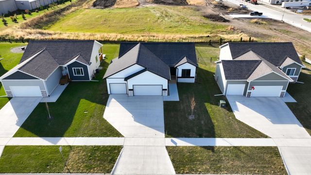 1060 Gray Avenue, Waukee, IA 50263