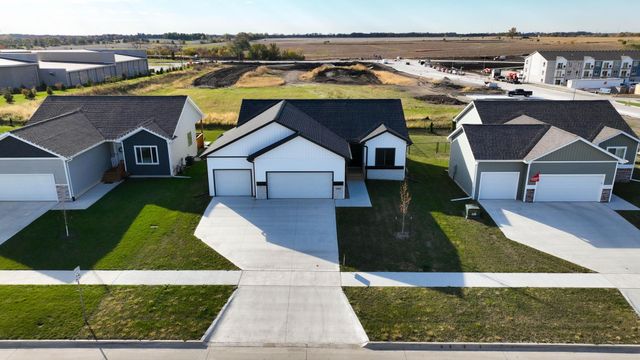 1060 Gray Avenue, Waukee, IA 50263