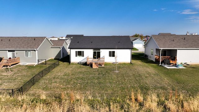 1060 Gray Avenue, Waukee, IA 50263