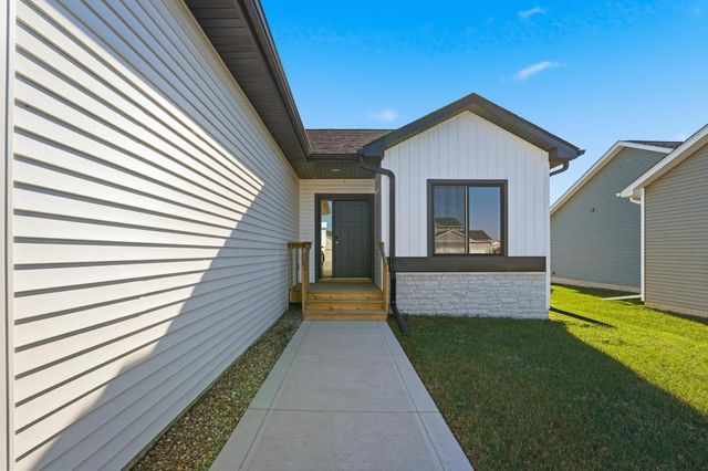 1060 Gray Avenue, Waukee, IA 50263