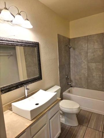 4800 W Lovers Lane 512, Dallas, TX 75209