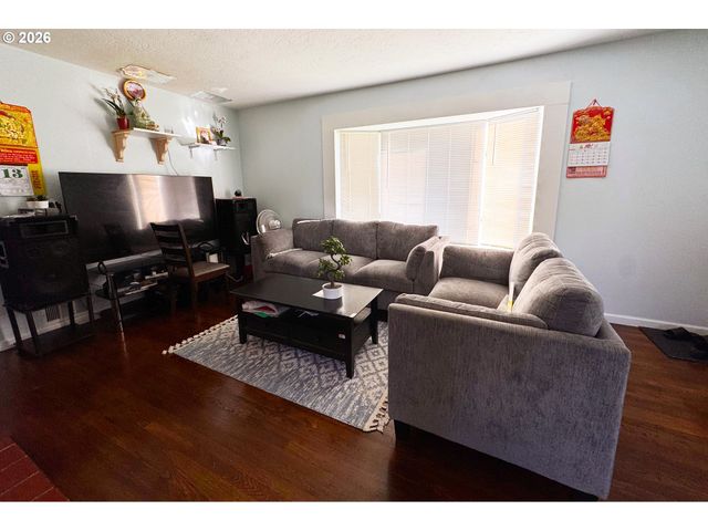 8647 Ne SCHUYLER St, Portland, OR 97220