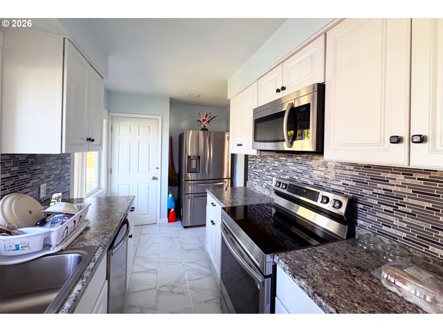 8647 Ne SCHUYLER St, Portland, OR 97220