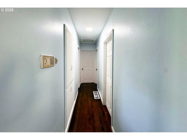 8647 Ne SCHUYLER St, Portland, OR 97220