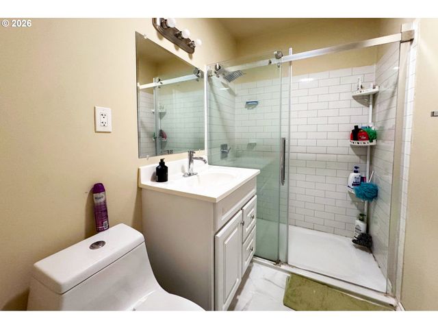 8647 Ne SCHUYLER St, Portland, OR 97220