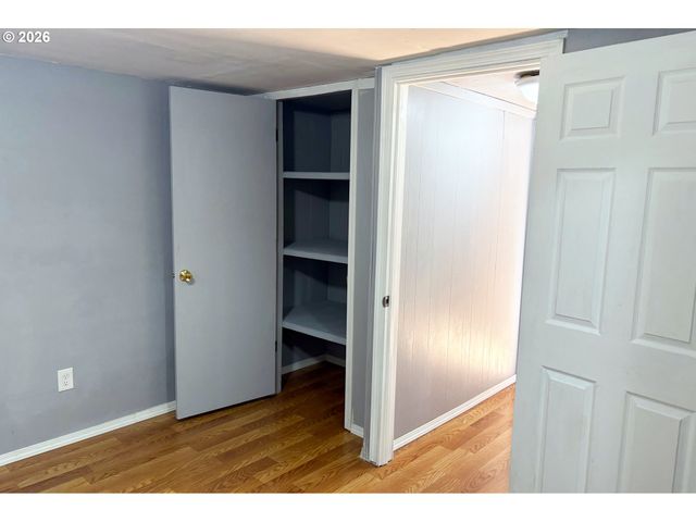 8647 Ne SCHUYLER St, Portland, OR 97220