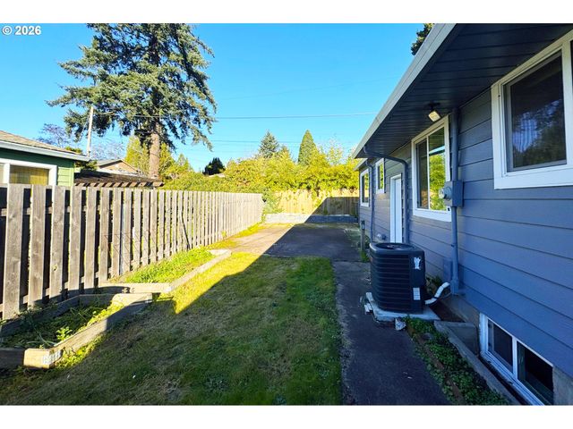 8647 Ne SCHUYLER St, Portland, OR 97220