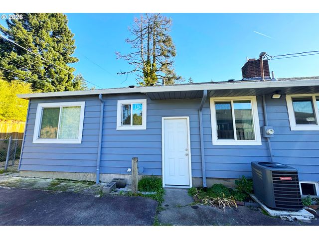 8647 Ne SCHUYLER St, Portland, OR 97220