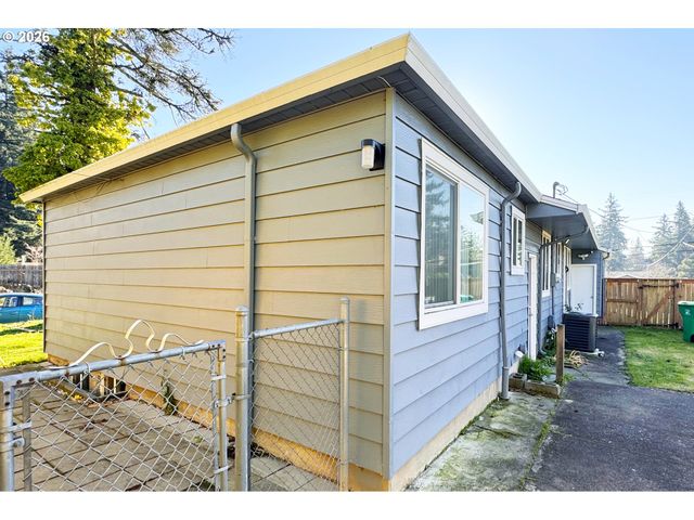 8647 Ne SCHUYLER St, Portland, OR 97220