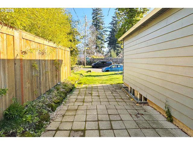 8647 Ne SCHUYLER St, Portland, OR 97220