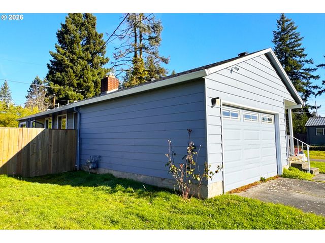 8647 Ne SCHUYLER St, Portland, OR 97220