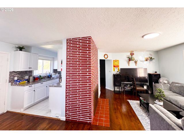 8647 Ne SCHUYLER St, Portland, OR 97220