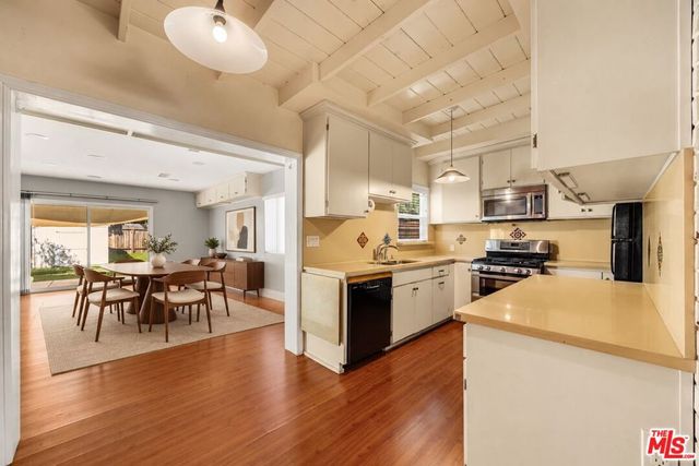15217 Hartsook Street, Sherman Oaks, CA 91403