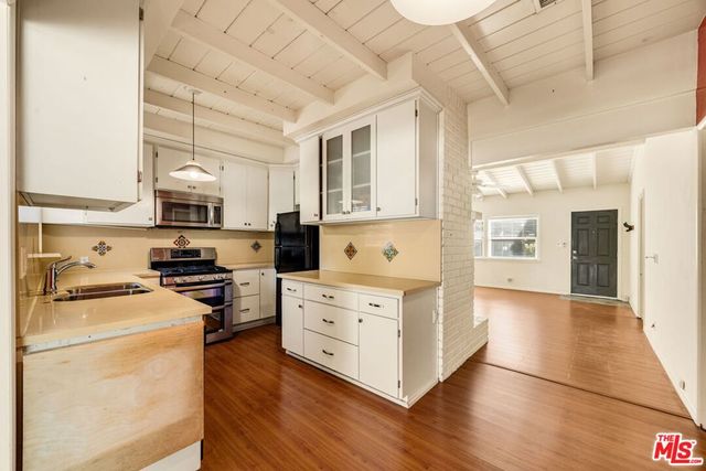 15217 Hartsook Street, Sherman Oaks, CA 91403