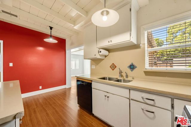 15217 Hartsook Street, Sherman Oaks, CA 91403