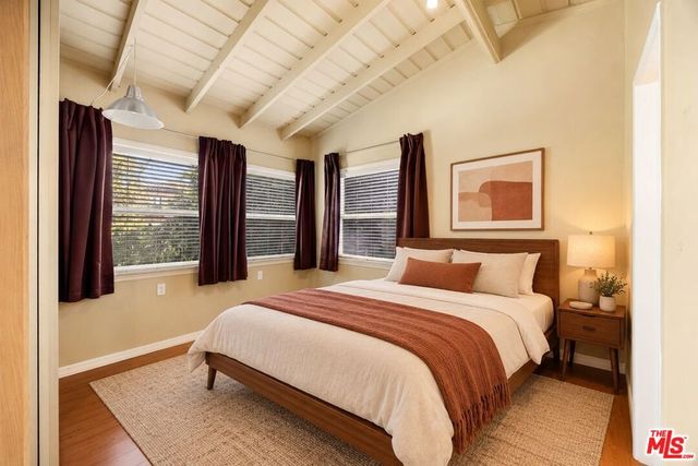 15217 Hartsook Street, Sherman Oaks, CA 91403