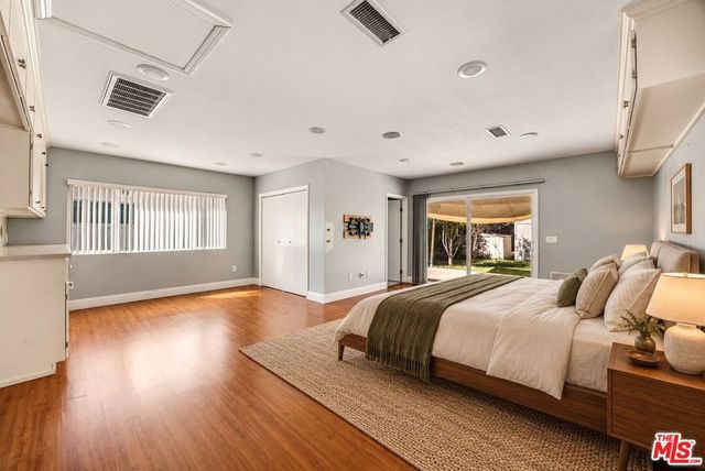 15217 Hartsook Street, Sherman Oaks, CA 91403