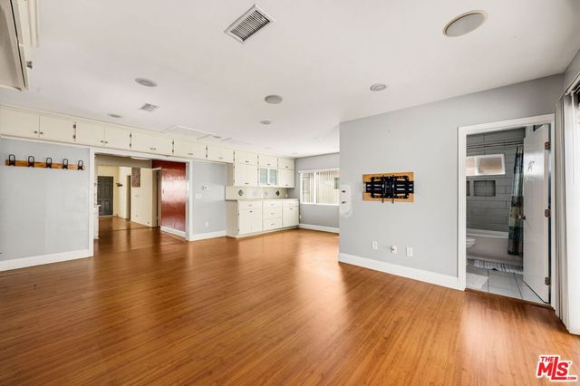 15217 Hartsook Street, Sherman Oaks, CA 91403