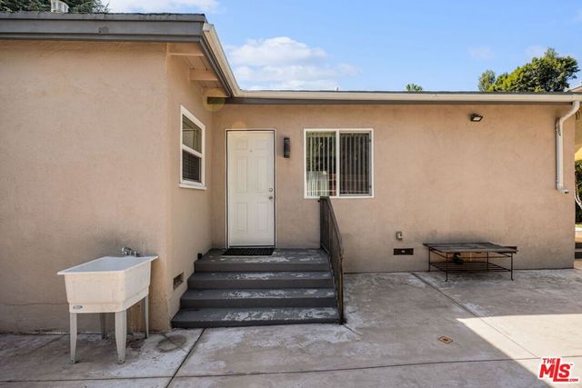 15217 Hartsook Street, Sherman Oaks, CA 91403