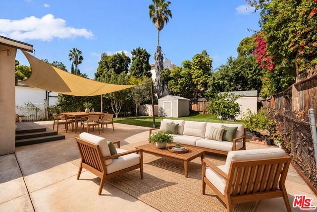 15217 Hartsook Street, Sherman Oaks, CA 91403