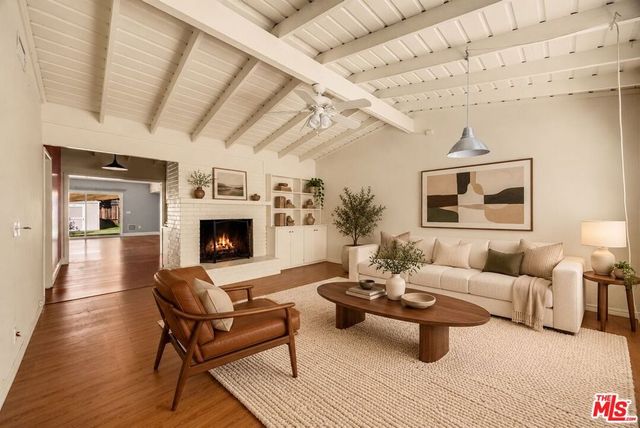 15217 Hartsook Street, Sherman Oaks, CA 91403