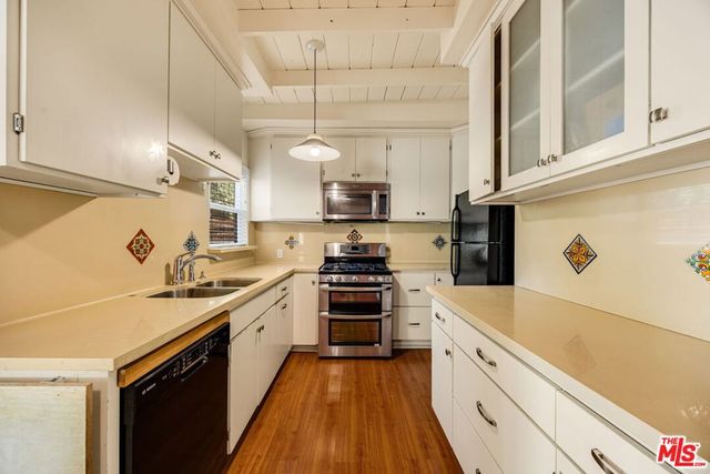 15217 Hartsook Street, Sherman Oaks, CA 91403