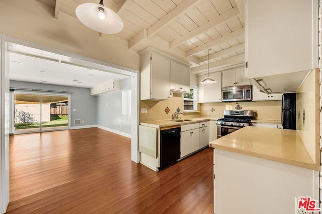 15217 Hartsook Street, Sherman Oaks, CA 91403
