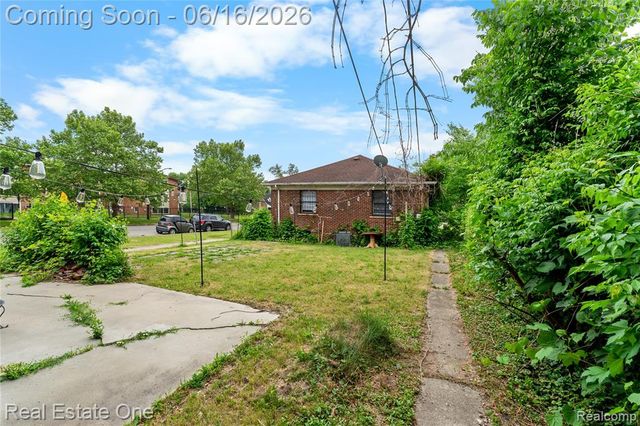 5200 Chalmers Street, Detroit, MI 48213