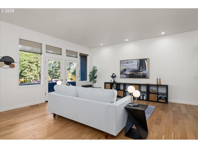 1980 KIMBERLY Dr, Eugene, OR 97405