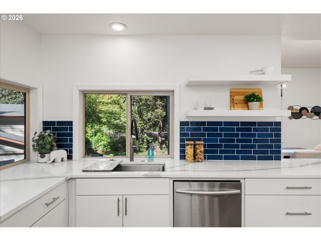 1980 KIMBERLY Dr, Eugene, OR 97405
