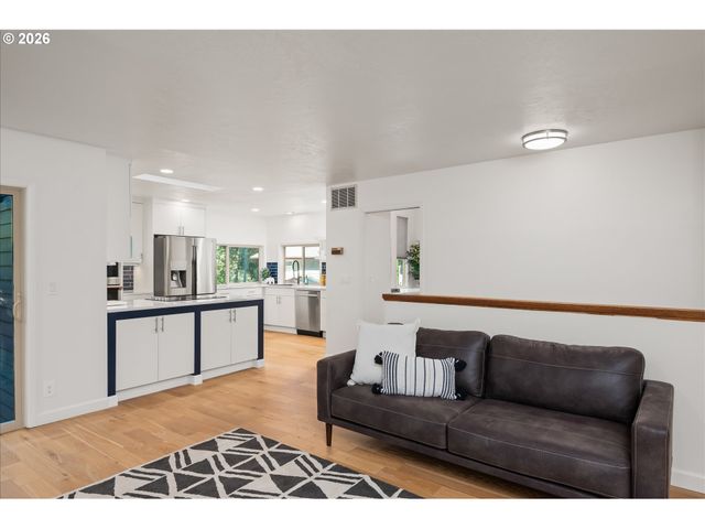 1980 KIMBERLY Dr, Eugene, OR 97405