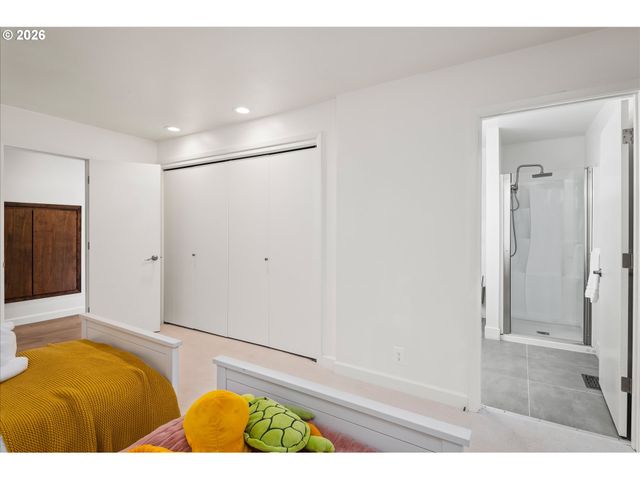 1980 KIMBERLY Dr, Eugene, OR 97405
