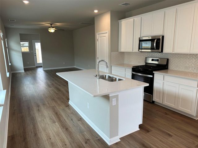 110 Oakdale Meadows LN, Hutto, TX 78634