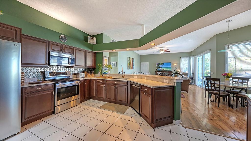 Image 15 of property listing at 7501 52ND TERRACE E, Bradenton, FL 34203